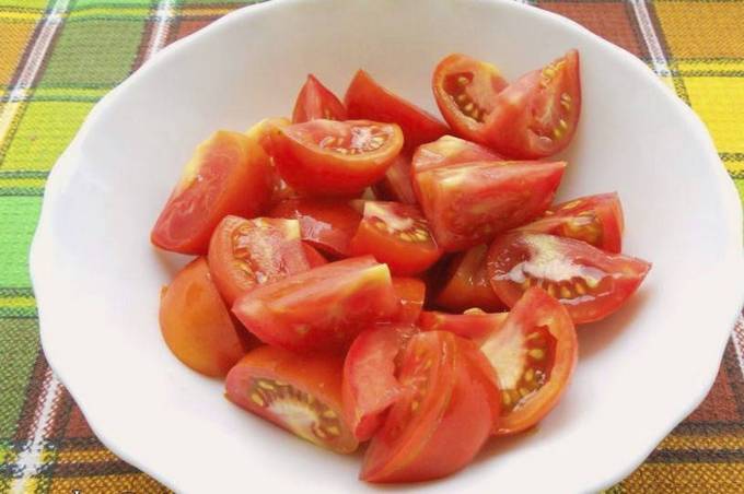 Быстрые маринованные помидоры с чесноком