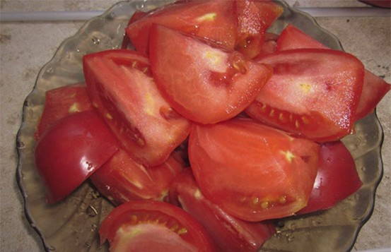 Маринованные помидоры дольками с луком