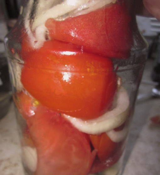 Маринованные помидоры дольками с луком