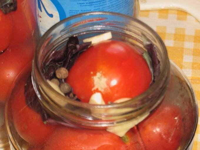 Маринованные помидоры с базиликом и чесноком