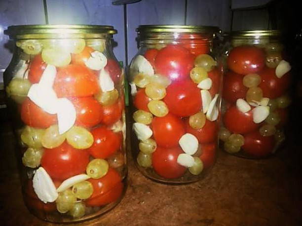 Кисло-сладкие консервированные помидоры с виноградом