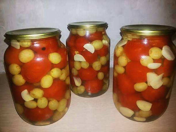 Кисло-сладкие консервированные помидоры с виноградом