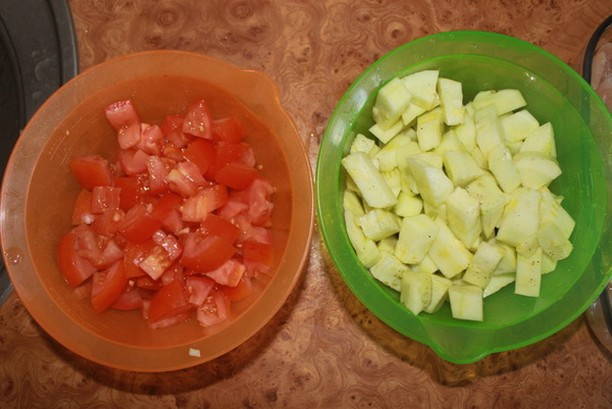 Запеканка из кабачков с творогом и помидорами