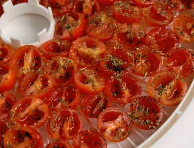 Вяленые помидоры черри в сушилке