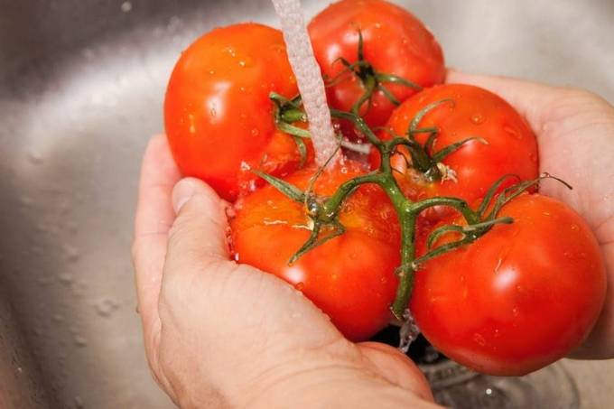 Соленые помидоры под железной крышкой