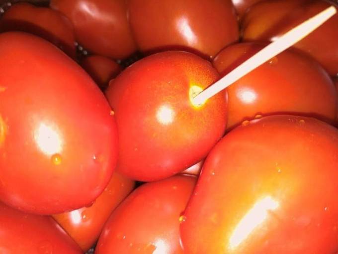 Соленые помидоры в кастрюле
