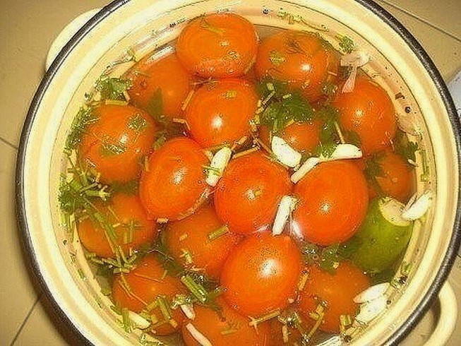 Соленые помидоры в кастрюле
