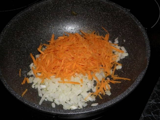 Пассировка это. Пассировка лука и моркови. Пассировка лука и моркови для супа. Пассерованный лук и морковь. Пассерование моркови.