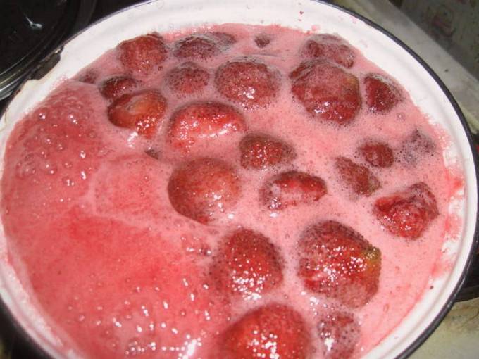 Клубничное варенье пятиминутка с целыми ягодами