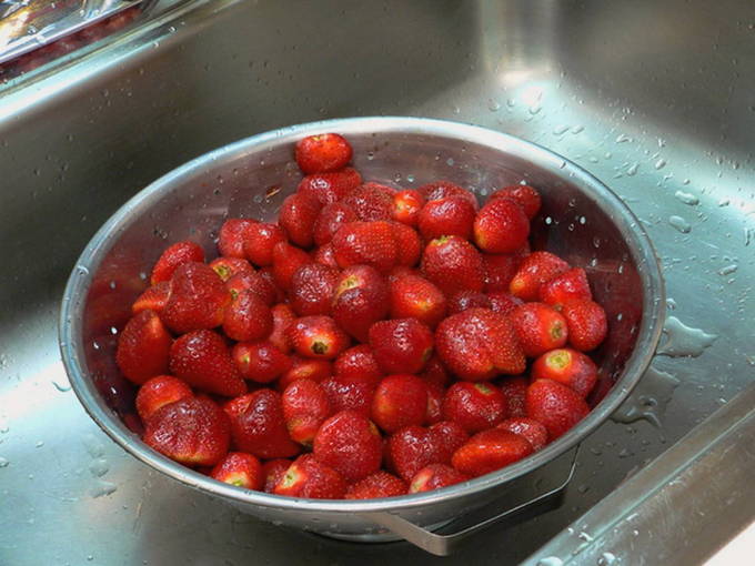 Клубничное варенье пятиминутка с целыми ягодами