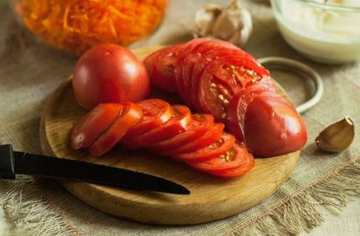 Салат из жареных кабачков и помидоров слоями