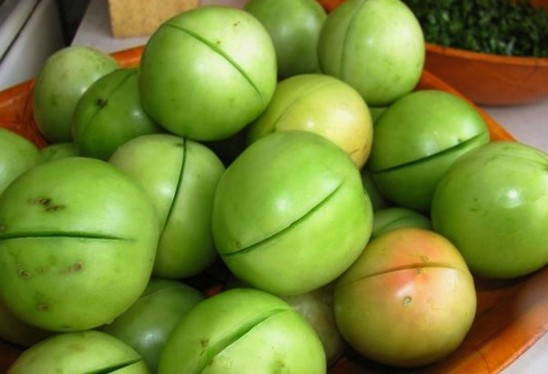 Зеленые помидоры с сельдереем и петрушкой