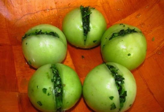 Зеленые помидоры с сельдереем и петрушкой