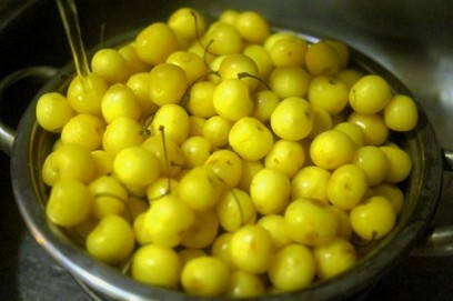 Варенье из желтой черешни с орехами