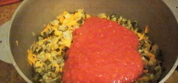 Рассольник с солеными огурцами и томатной пастой на зиму
