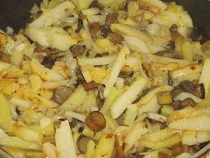 Жареная картошка с маслятами на сковороде
