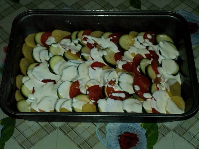 Запеканка из кабачков и картофеля с помидорами