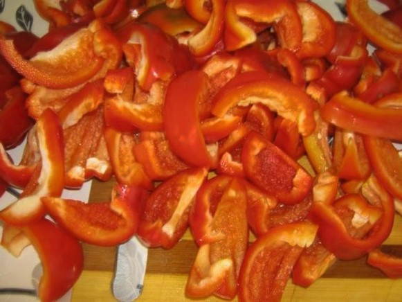 Перец в томатной заливке с чесноком