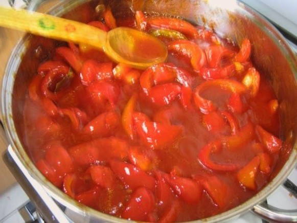 Перец в томатной заливке с чесноком