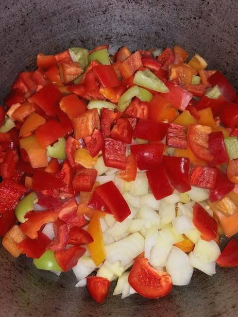 Салат из баклажанов, перца, помидоров и лука на зиму