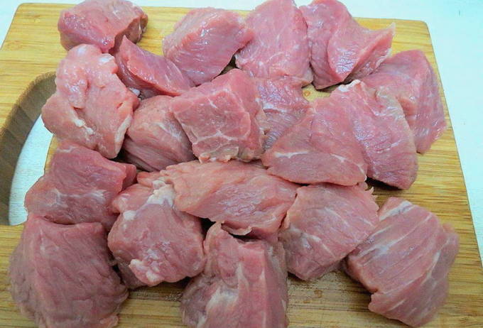 Мясо с лисичками в сметанном соусе