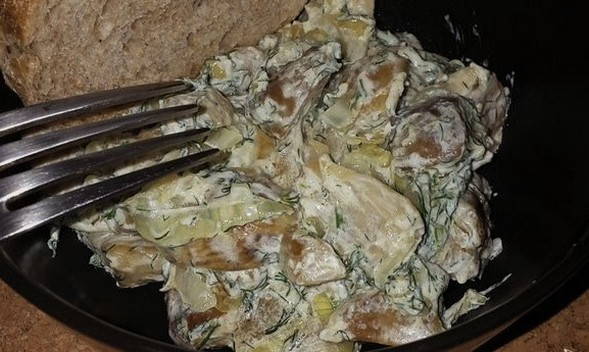 Белые грибы жареные с луком и сметаной