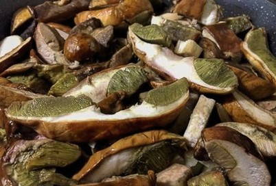 Жареные белые грибы с луком
