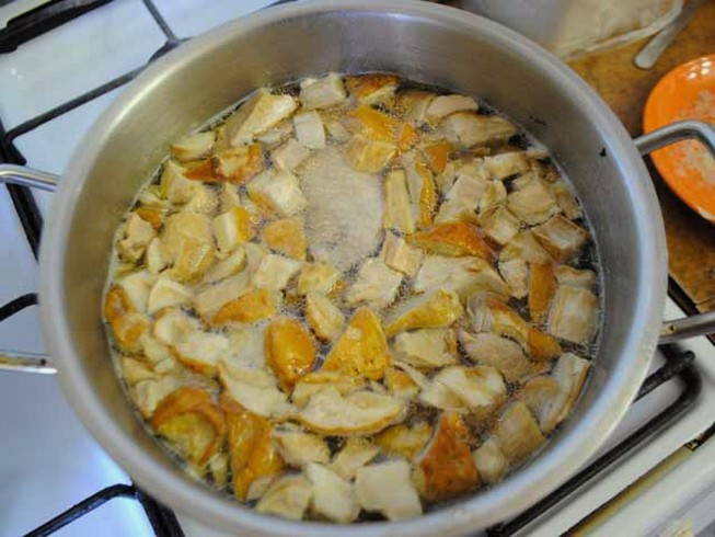 Суп из свежих белых грибов с курицей