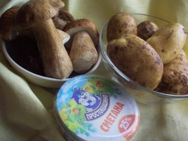 Белые грибы жареные с картошкой в сметане