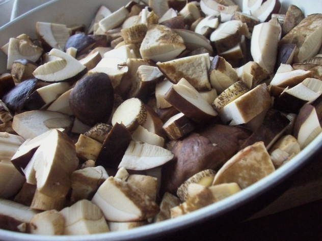 Белые грибы жареные с картошкой в сметане