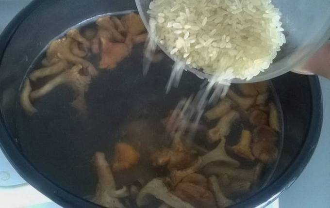 Суп с лисичками и рисом