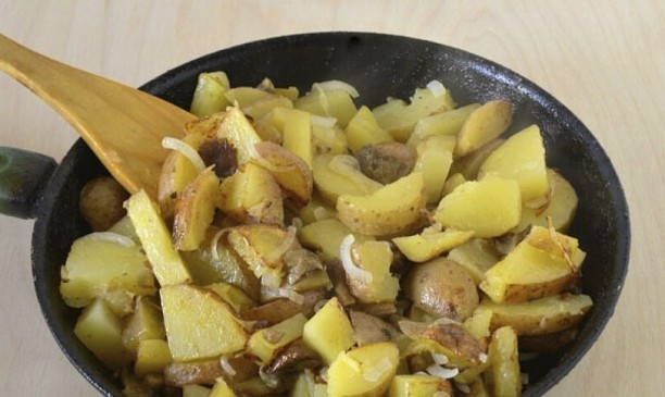 Жареная картошка на сковороде с опятами