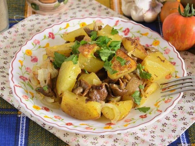 Жареная картошка на сковороде с опятами