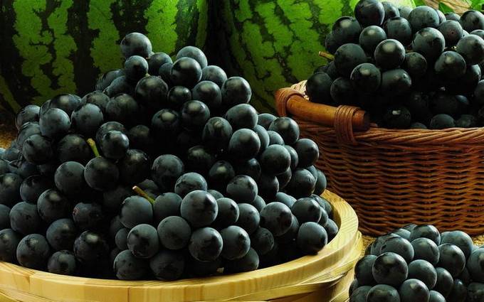 Маринованный черный виноград