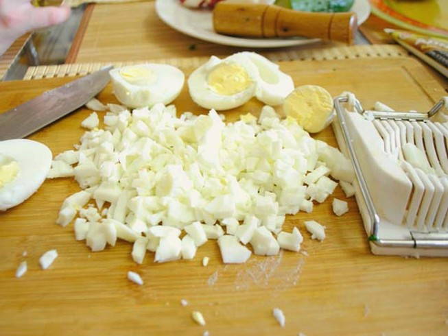 Окрошка на квасе с горчицей и колбасой