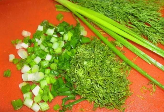 Укроп добавляют в суп. Зелень для окрошки. Нарезанная зелень. Зеленый лук и укроп. Укроп петрушка зеленый лук порезанные.