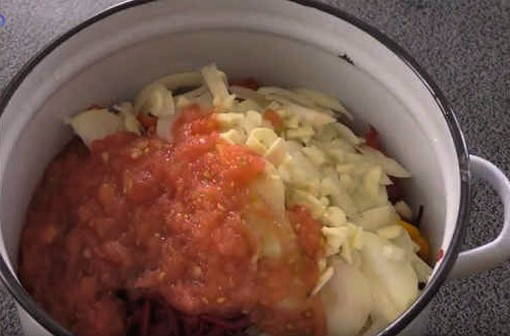 Салат Аленка из свеклы, помидоров и перца на зиму