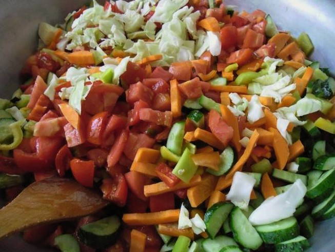 Кубанский салат с капустой помидорами огурцами. Салат по кубански. Салат Кубанский фото. Салат Кубанский на зиму. Салат Кубанские овощи.