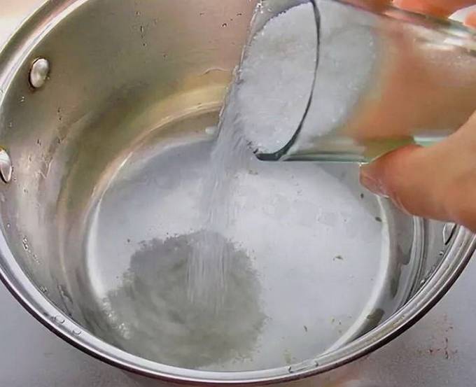 Кипящий сахар. Кастрюля с водой. Сахар в воде. Сахарный сироп кипящий. Вода с сахаром в сотейнике.