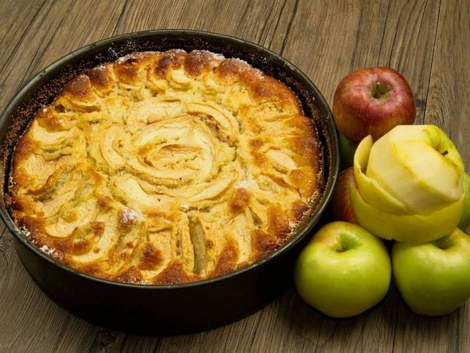 Шарлотка с яблоками на кефире классический рецепт