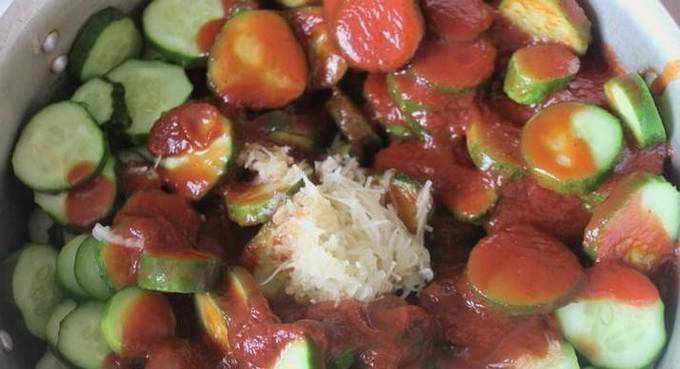 Резаные огурцы в томатном соусе на зиму - рецепт с пошаговыми фото