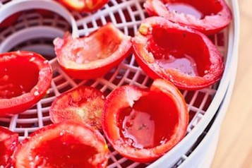 Вяленые помидоры в сушилке для овощей Изидри