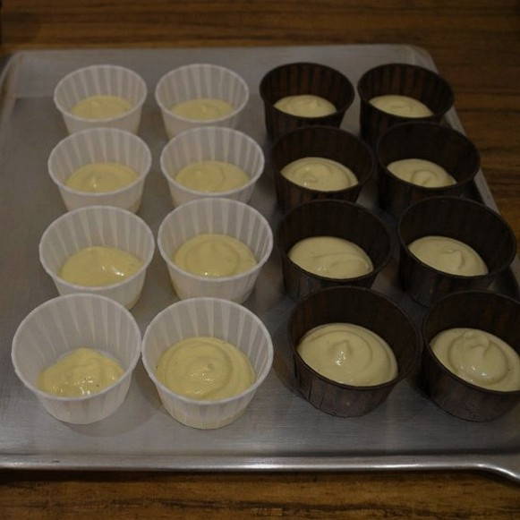 Количество теста в форму. Капкейки в духовке. Процесс приготовления капкейков. Тесто для кексов в формочках. Капкейки форма.