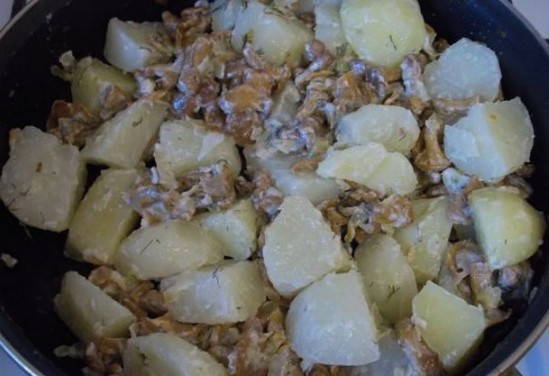 Тушеная картошка с лисичками на сковороде