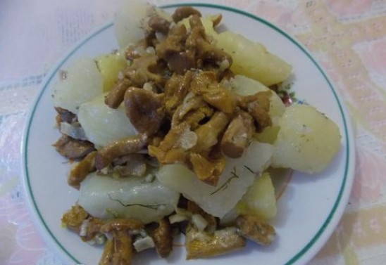 Тушеная картошка с лисичками на сковороде