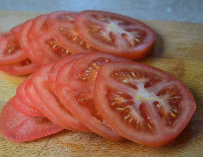 Кабачки в кляре с чесноком и помидорами на сковороде