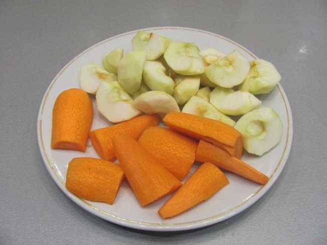 Яблочно-морковный сок с мякотью через соковыжималку