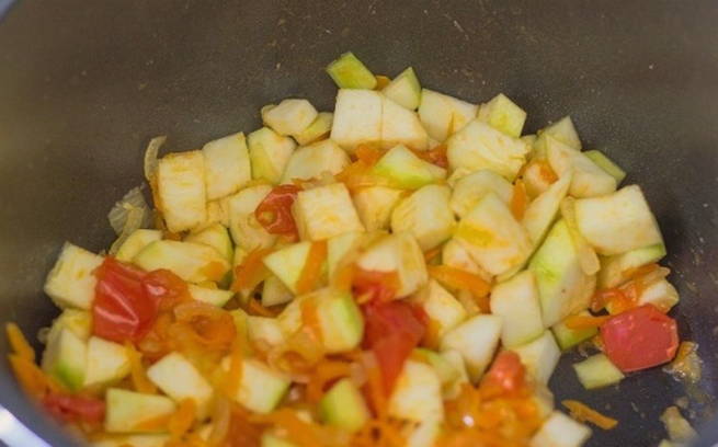 Овощное рагу с кабачками, капустой и картошкой в мультиварке