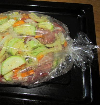 Овощное рагу с мясом, капустой и картошкой в духовке