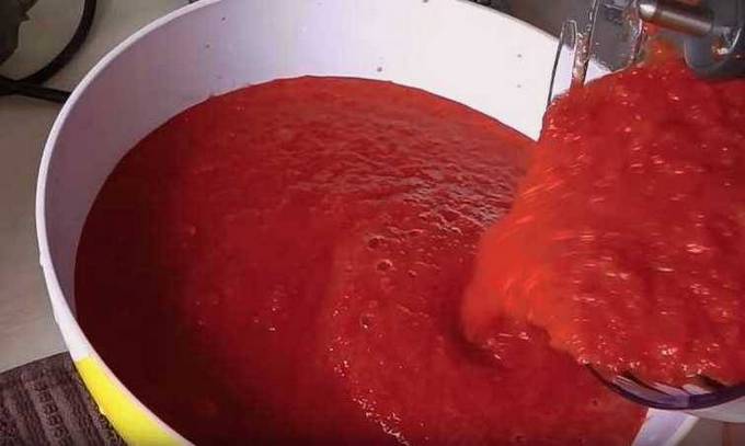 Лечо из огурцов и перца в томатной пасте на зиму